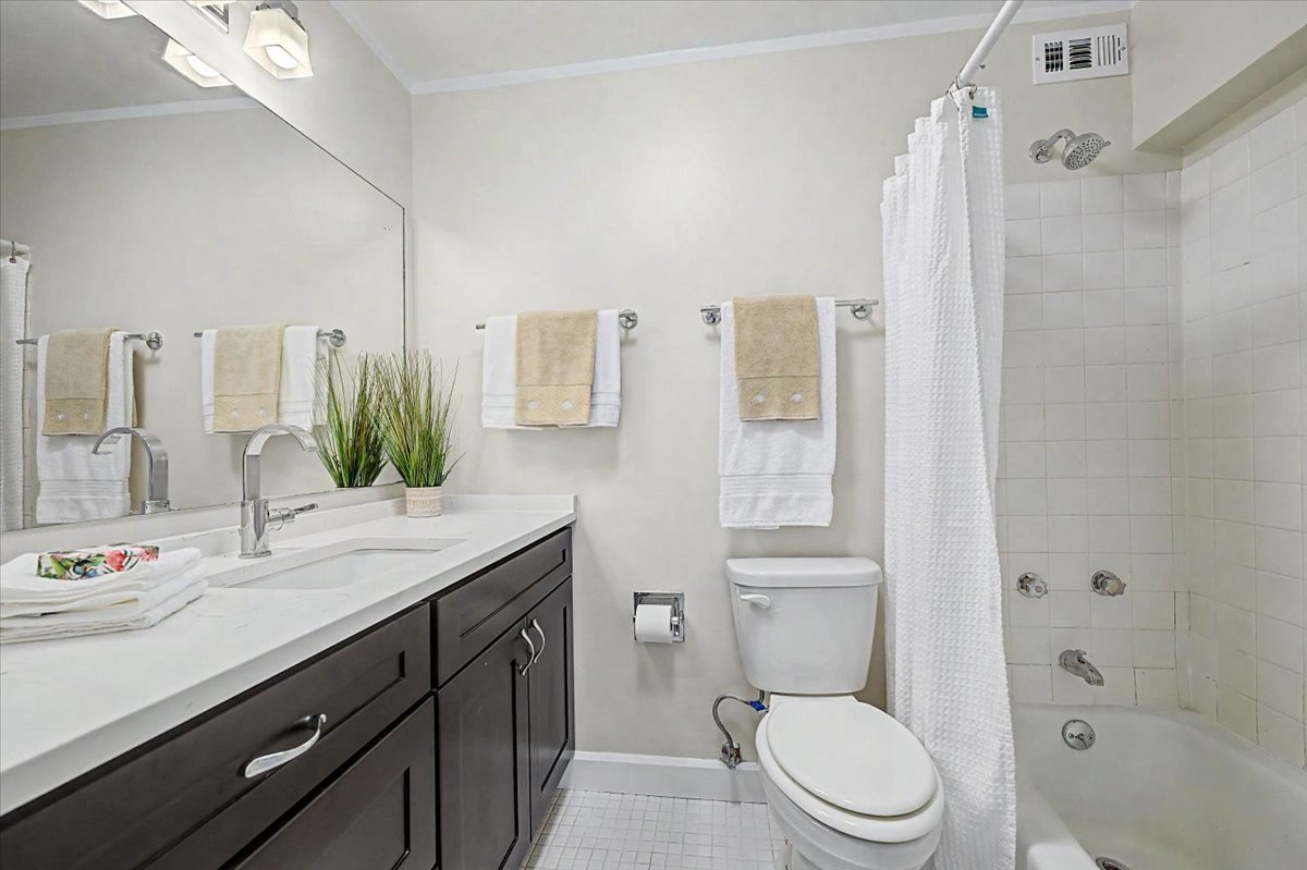 5445 North Sheridan Road, Unit 2506 Chicago, IL 60640 - Photo 11 of 14 Gallery Image 11