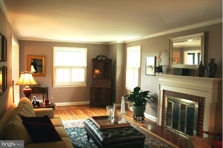 816 Trafalgar Road Towson, MD 21204 - Photo 13 of 29 Living Room