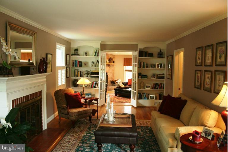 816 Trafalgar Road Towson, MD 21204 - Photo 4 of 29 Living Room