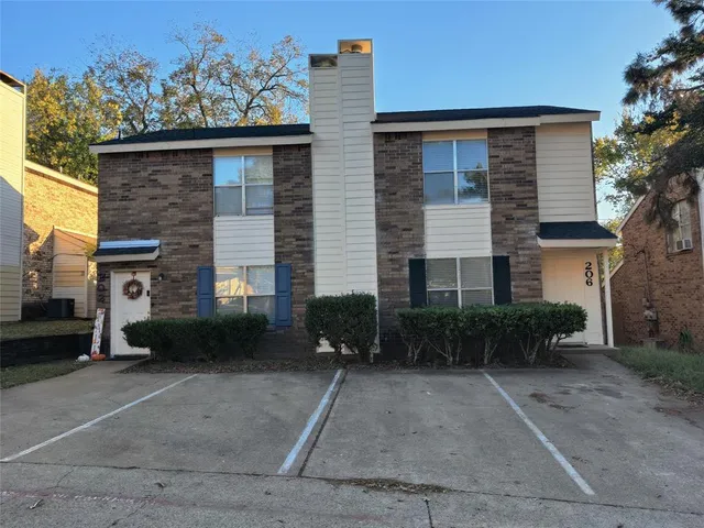 $1,400 | 206 Country Bend, Duncanville, TX 75137