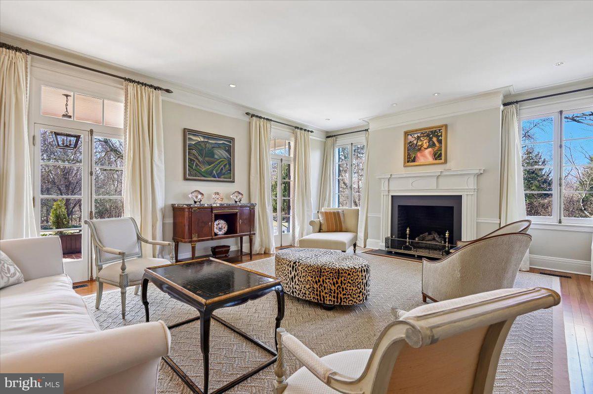 922 Rolandvue Road Baltimore, MD 21204 - Photo 7 of 89 Living Room