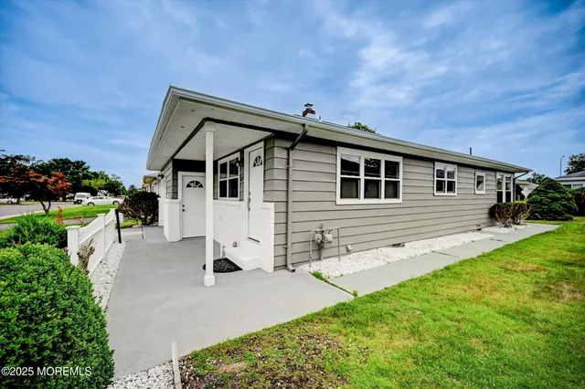 a view of a house with backyard and garden
