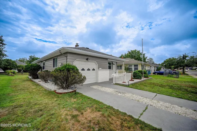a view of a house with a backyard