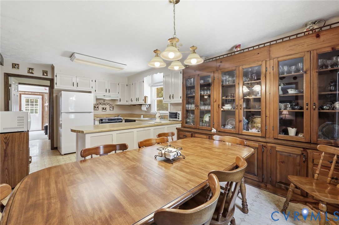 10111 Tunstall Road New Kent, VA 23124 - Photo 11 of 52 Spacious eat-in kitchen featuring a large wood-fin