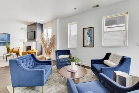 $900,000 | 643 West Melrose Street, Unit 3, Chicago, IL 60657