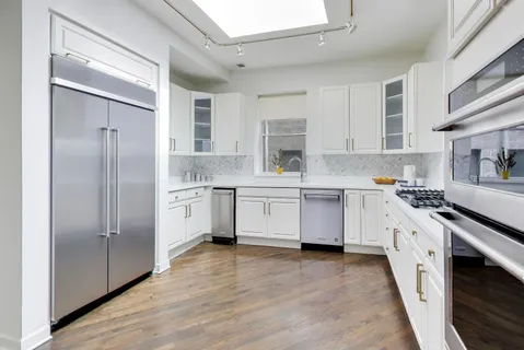 $900,000 | 643 West Melrose Street, Unit 3, Chicago, IL 60657
