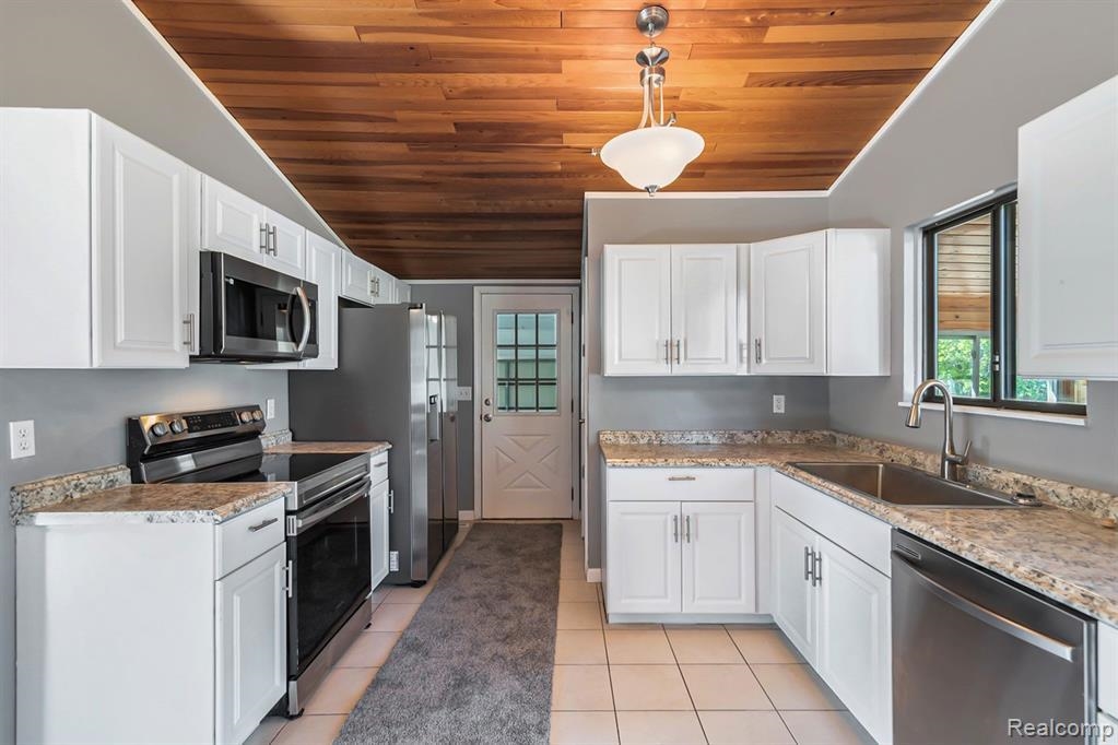 12146 Linden Road Linden, MI 48451 - Photo 8 of 23 50101469-7.JPG