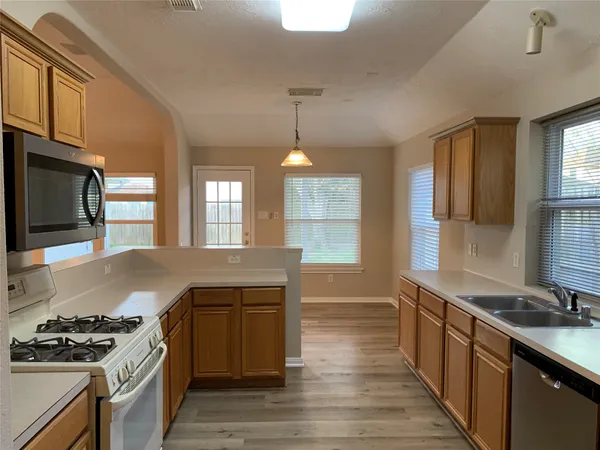 $2,050 | 3611 Stratford Town Lane, Sugar Land, TX 77498