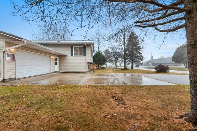 $264,900 | 920 Hoffman Street, Gresham, WI 54128