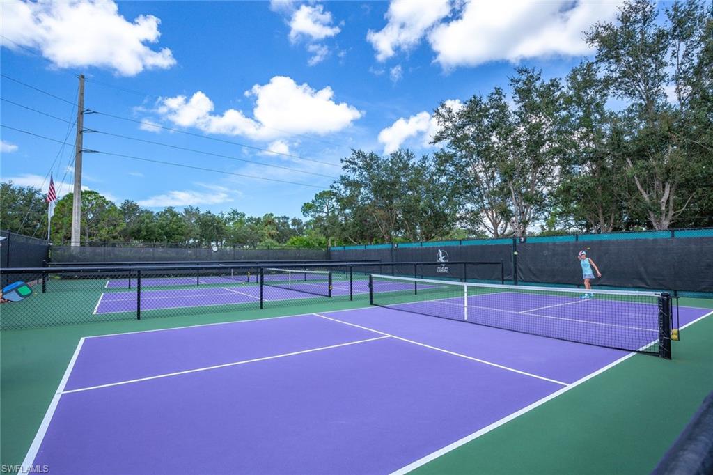 a tennis court that has tennis net