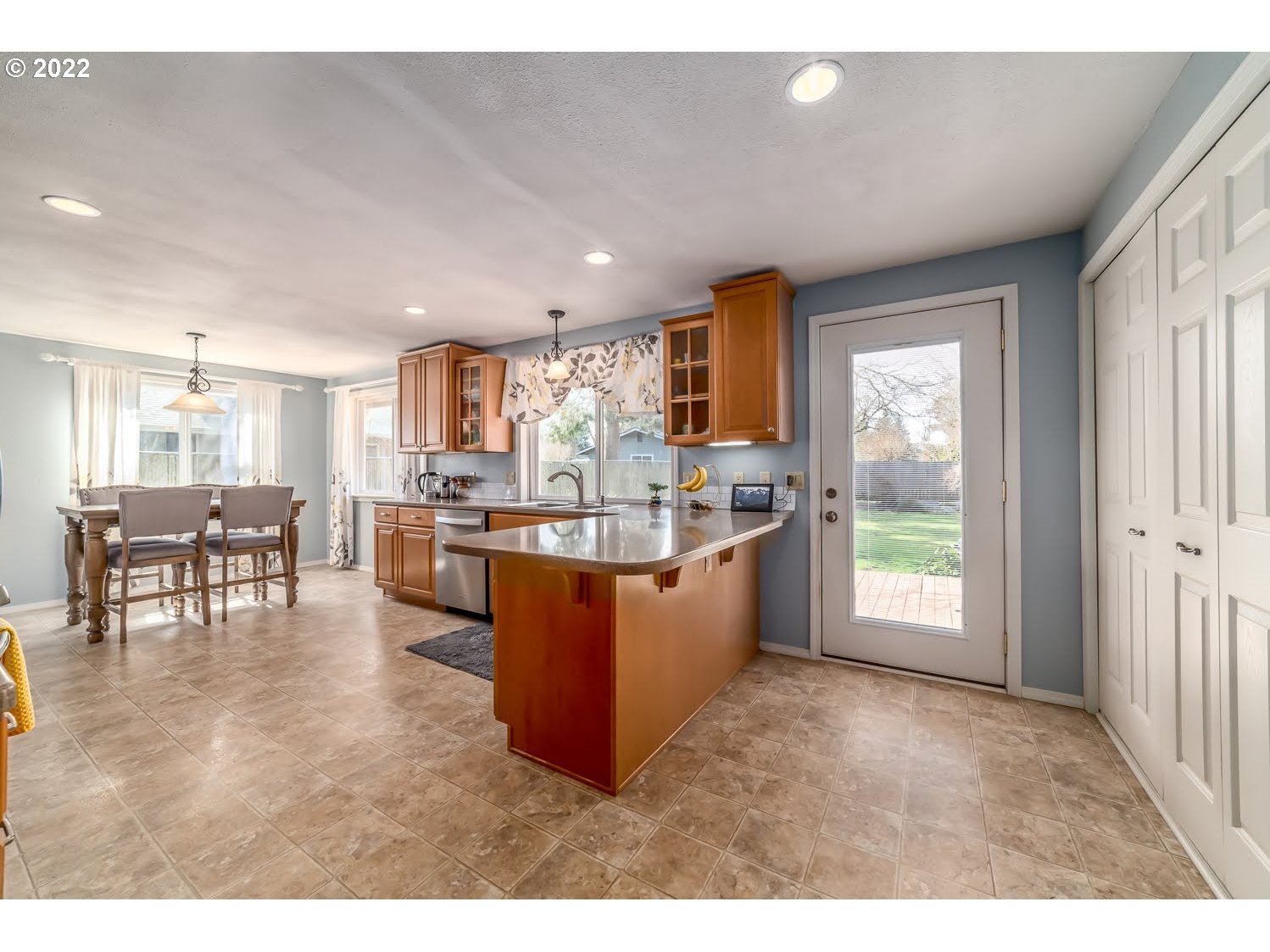 6520 E Street Springfield, OR 97478 - Photo 13 of 32 a living room with stainless steel appliances kitchen island granite countertop furniture and a large window
