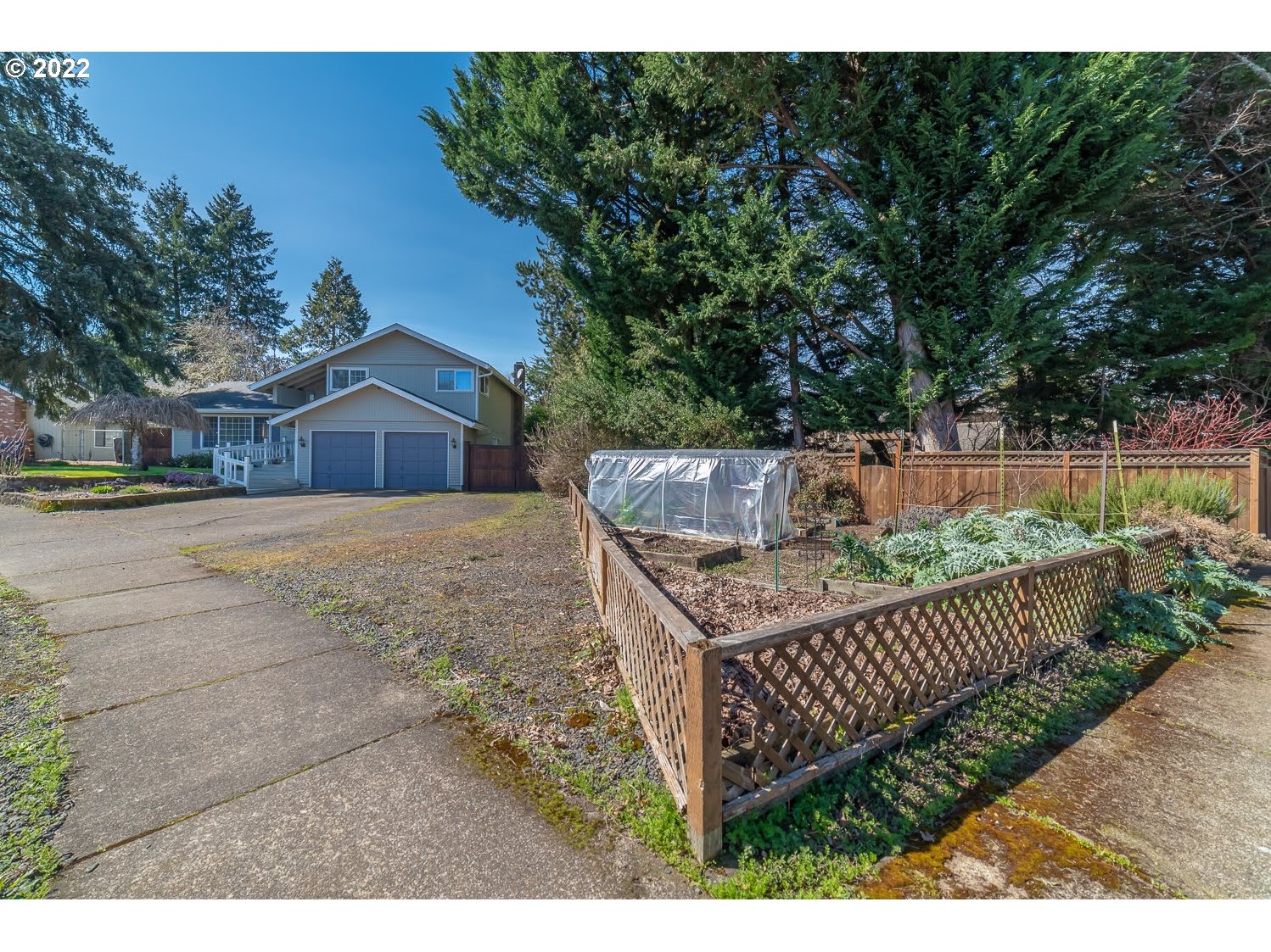 6520 E Street Springfield, OR 97478 - Photo 4 of 32 a view of a wooden fence