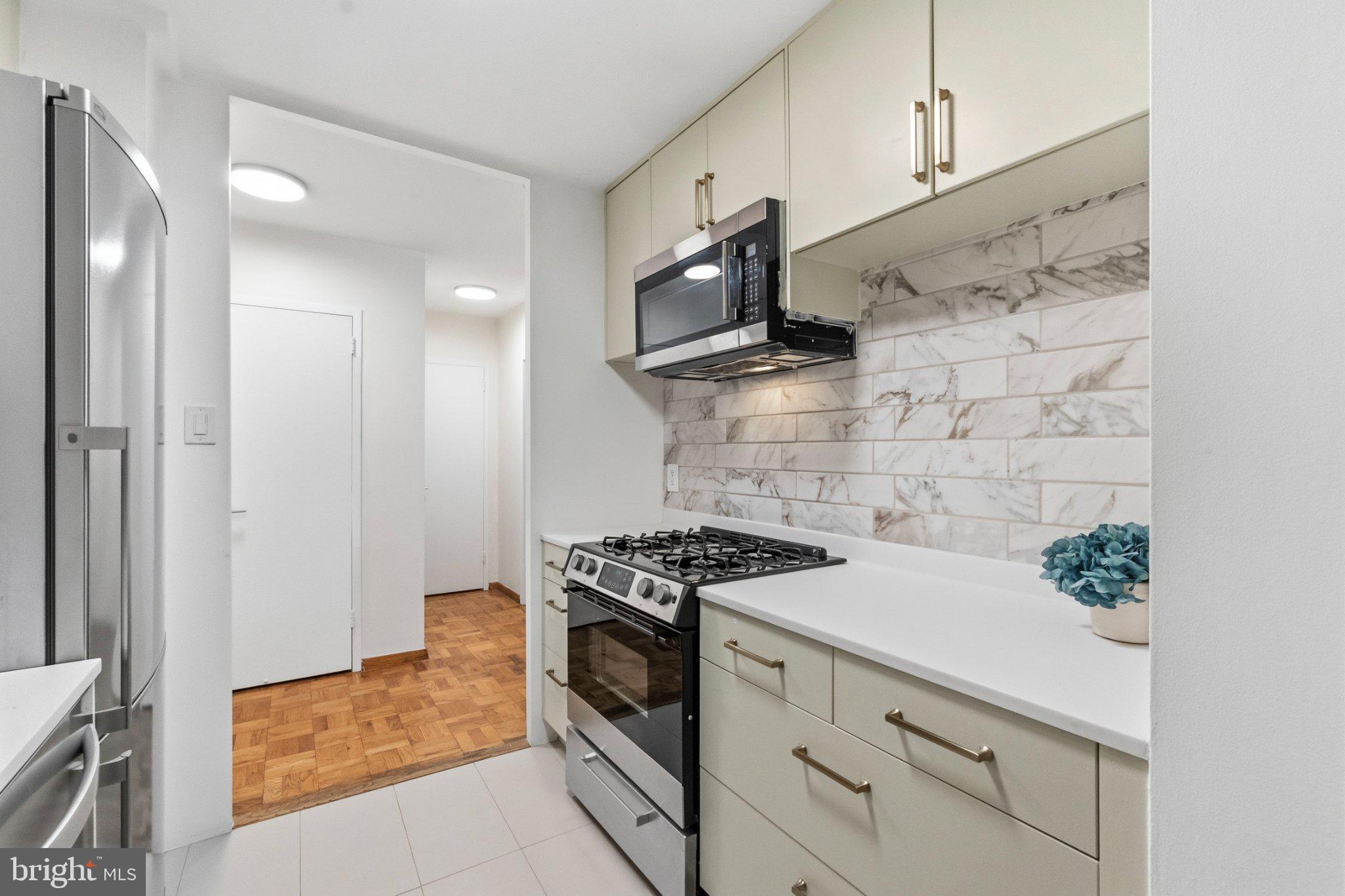 4000 Tunlaw Road Northwest, Unit 923 Washington, DC 20007 - Photo 5 of 32 Updated Kitchen