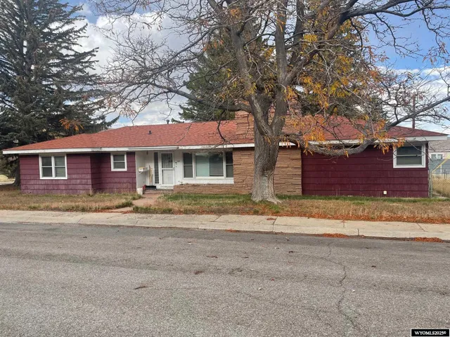 $220,000 | 1233 West Jeffers Drive, Rawlins, WY 82301