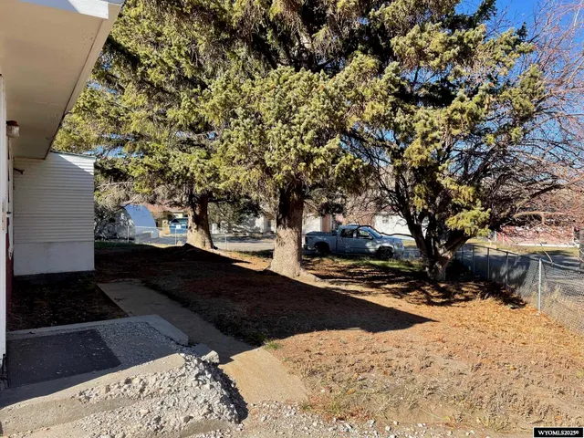 $220,000 | 1233 West Jeffers Drive, Rawlins, WY 82301