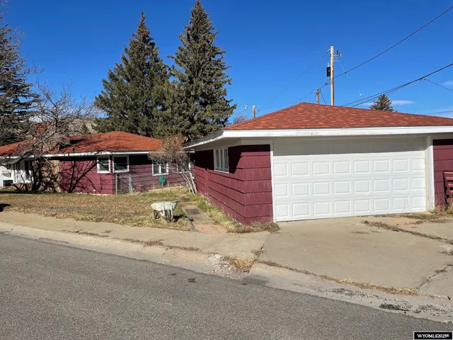 $220,000 | 1233 West Jeffers Drive, Rawlins, WY 82301