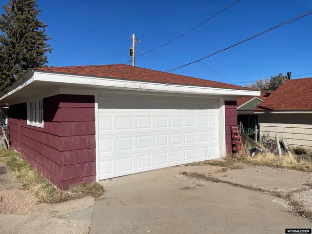 $220,000 | 1233 West Jeffers Drive, Rawlins, WY 82301