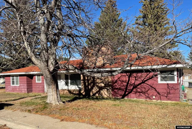 $220,000 | 1233 West Jeffers Drive, Rawlins, WY 82301