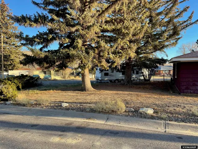 $220,000 | 1233 West Jeffers Drive, Rawlins, WY 82301