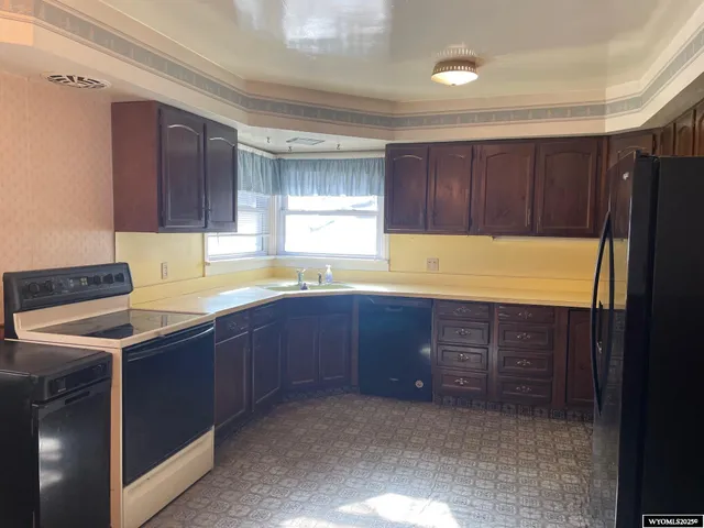 $220,000 | 1233 West Jeffers Drive, Rawlins, WY 82301