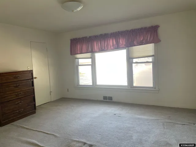 $220,000 | 1233 West Jeffers Drive, Rawlins, WY 82301