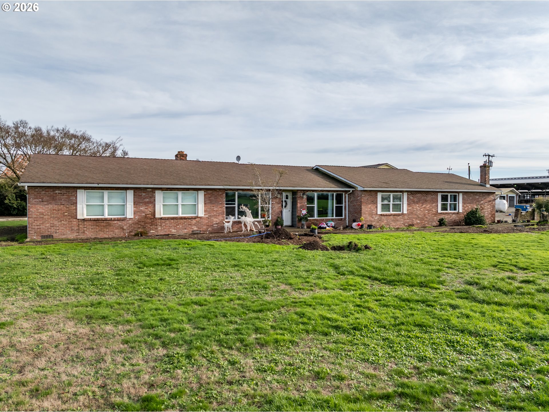 35725 Engel Road Southeast Albany, OR 97322 - Photo 21 of 38 a front view of a house with yard and green space