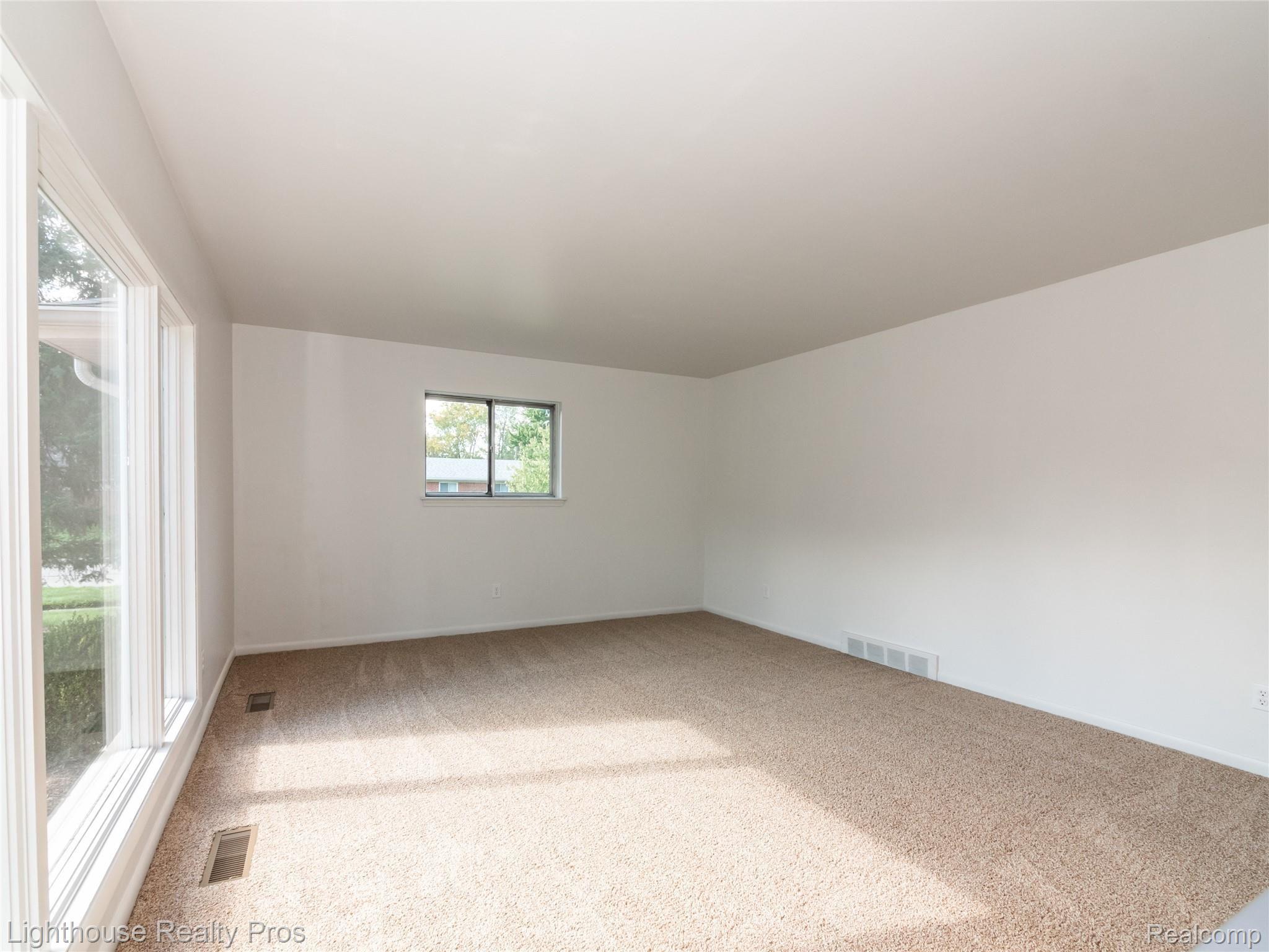 35019 Rutherford Street Clinton Township, MI 48035 - Photo 8 of 28 8.jpg
