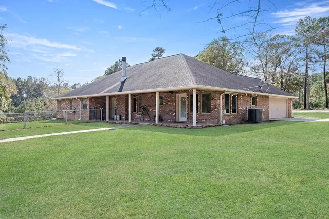 a view of a house with a backyard