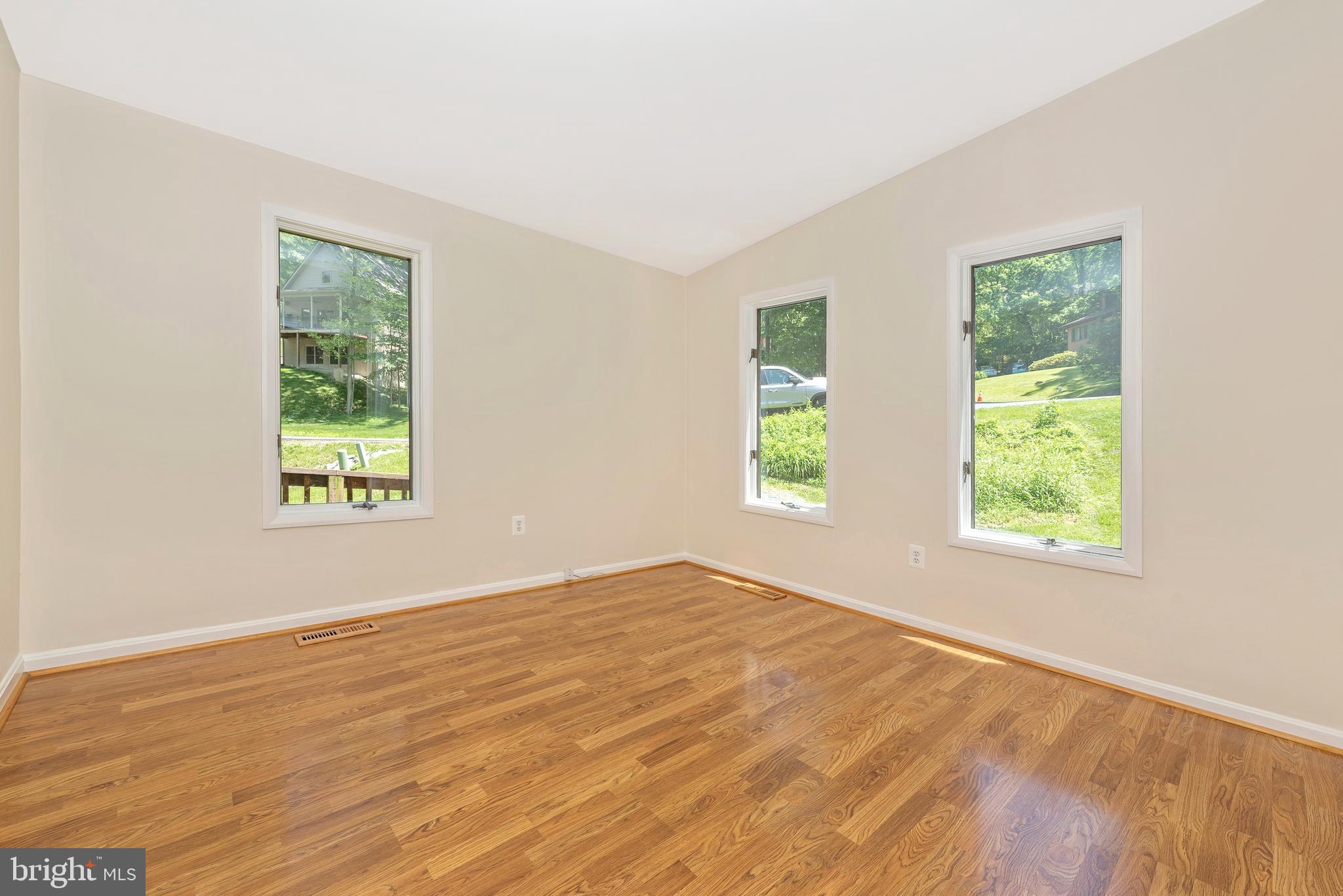 6602 West Lakeridge Road New Market, MD 21774 - Photo 4 of 49 LIVING ROOM