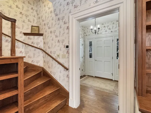 a black and white photo of a white building