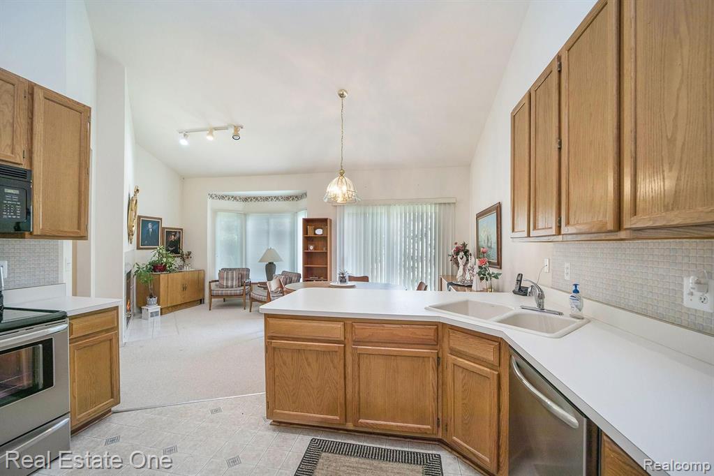 3380 Fairgrove Court Rochester Hills, MI 48309 - Photo 7 of 34
