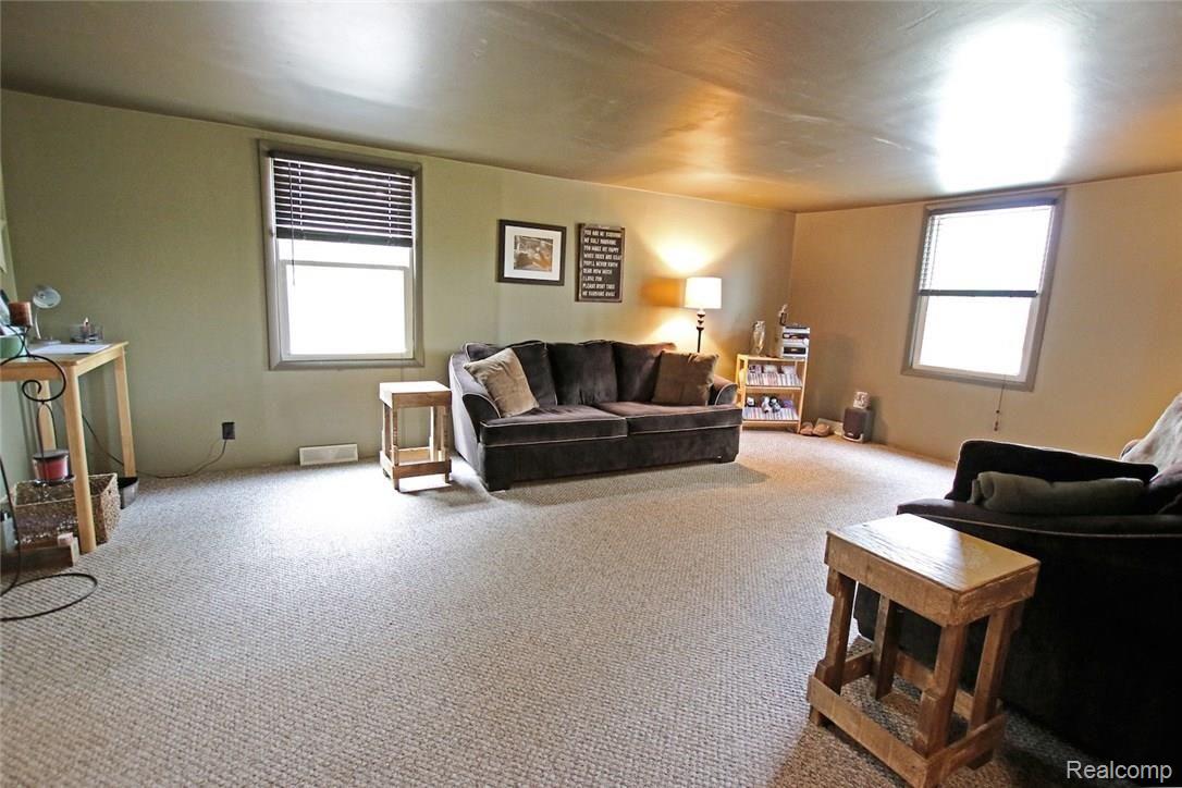 1432 North Van Road Holly, MI 48442 - Photo 10 of 53 10) Living Room.jpg