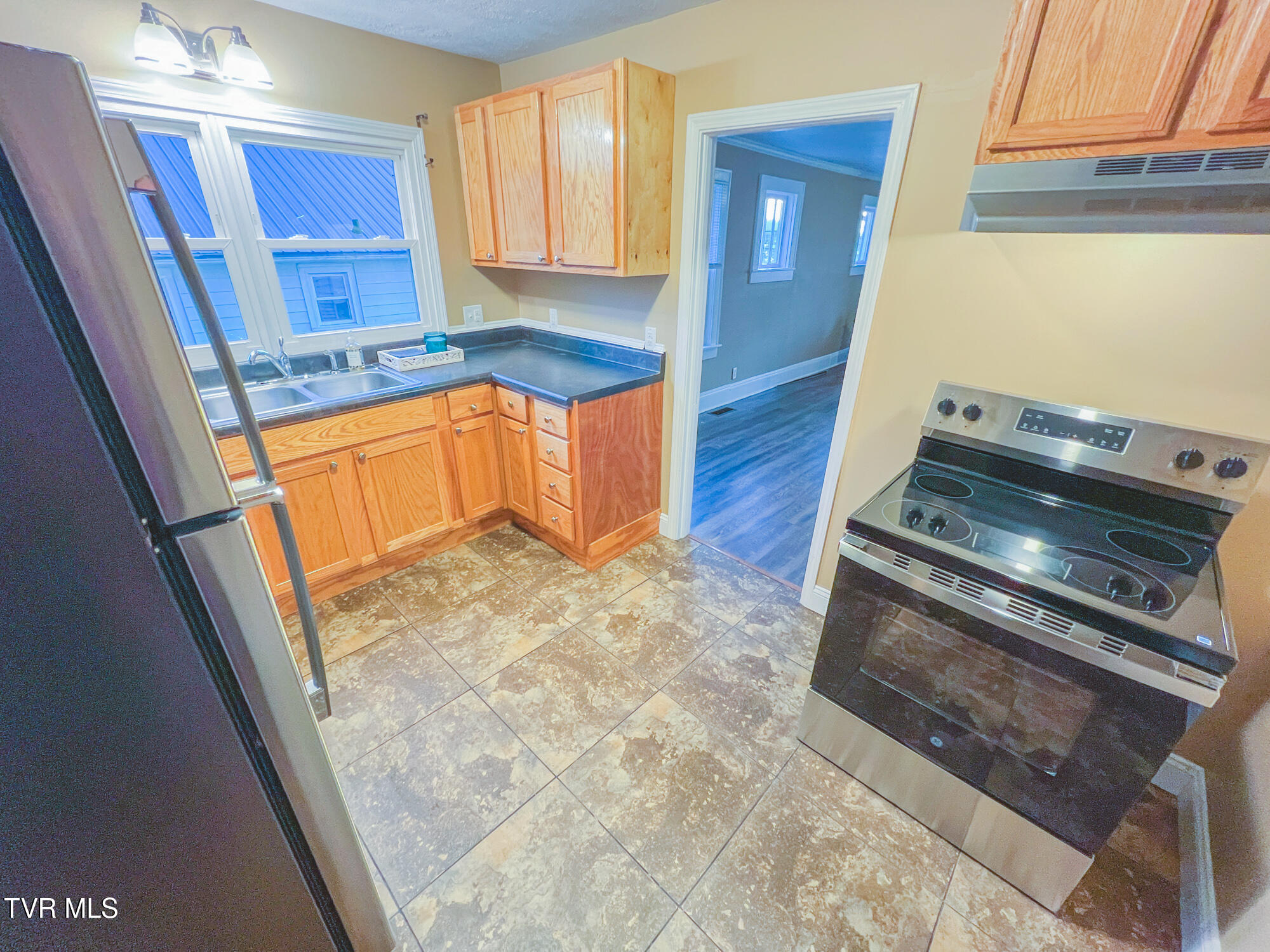 815 Vernon Street Bristol, VA 24201 - Photo 7 of 14 IMG_1929