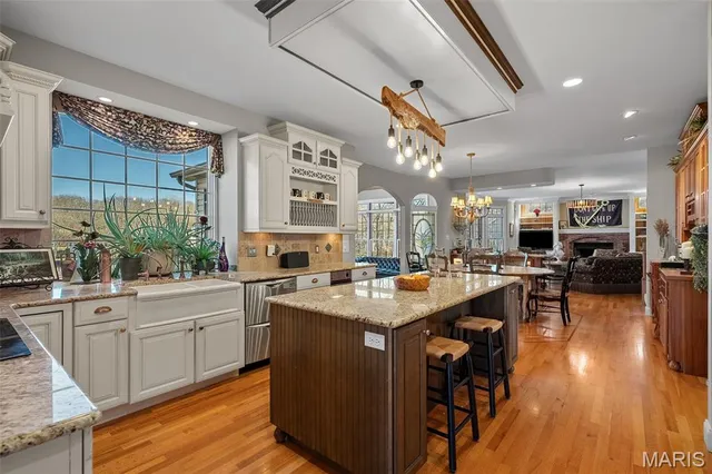 $998,000 | 9895 East Vista Drive, Hillsboro, MO 63050