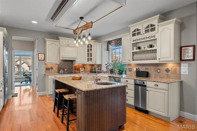 $998,000 | 9895 East Vista Drive, Hillsboro, MO 63050