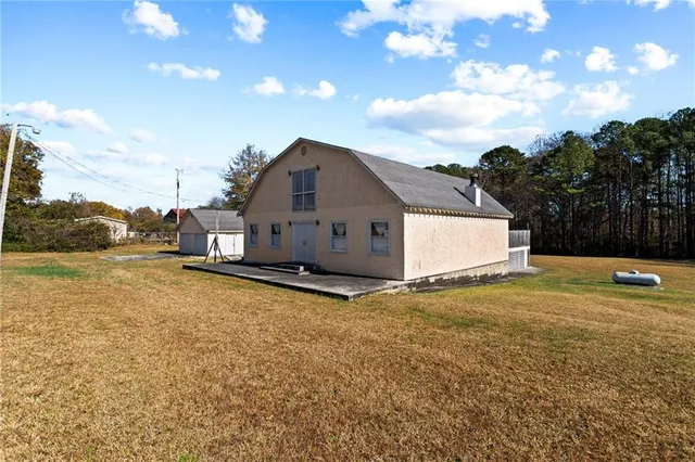 a view of a house with a yard