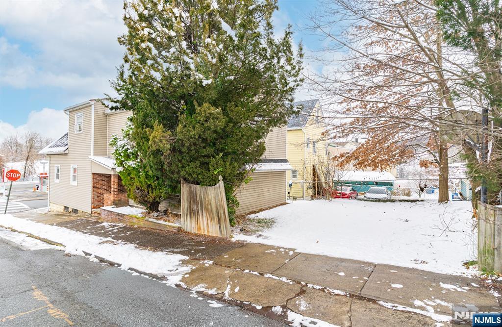 16 Murray Avenue Paterson, NJ 07501 - Photo 4 of 25