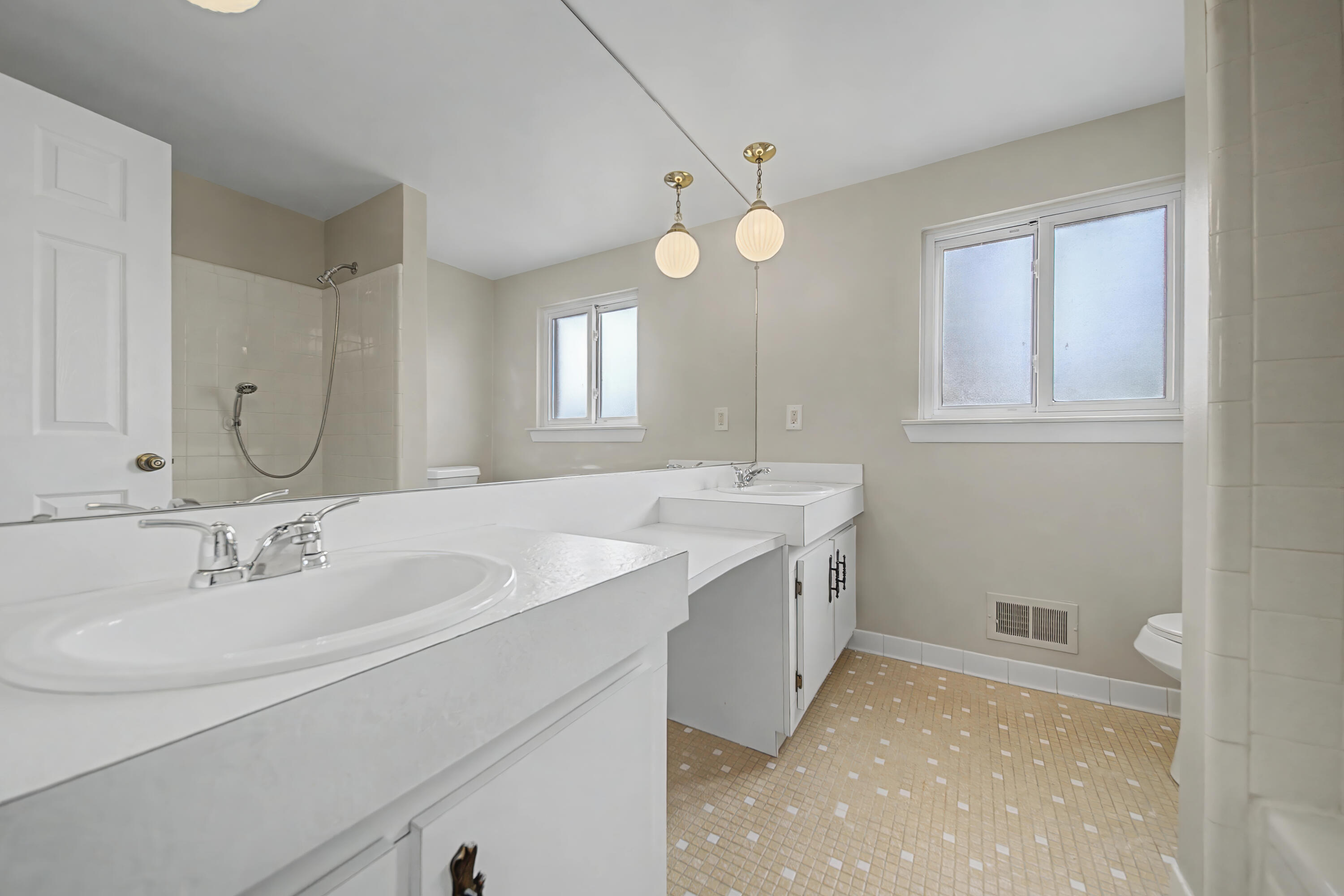 9717 Rose Taylor, MI 48180 - Photo 31 of 45 Main Bath