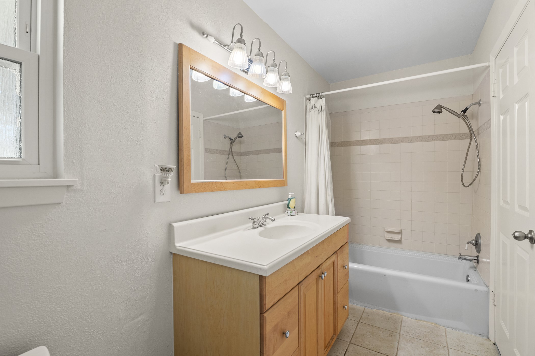 1427 Adkins Road Houston, TX 77055 - Photo 14 of 21 This secondary bathroom features a tub/shower combo.