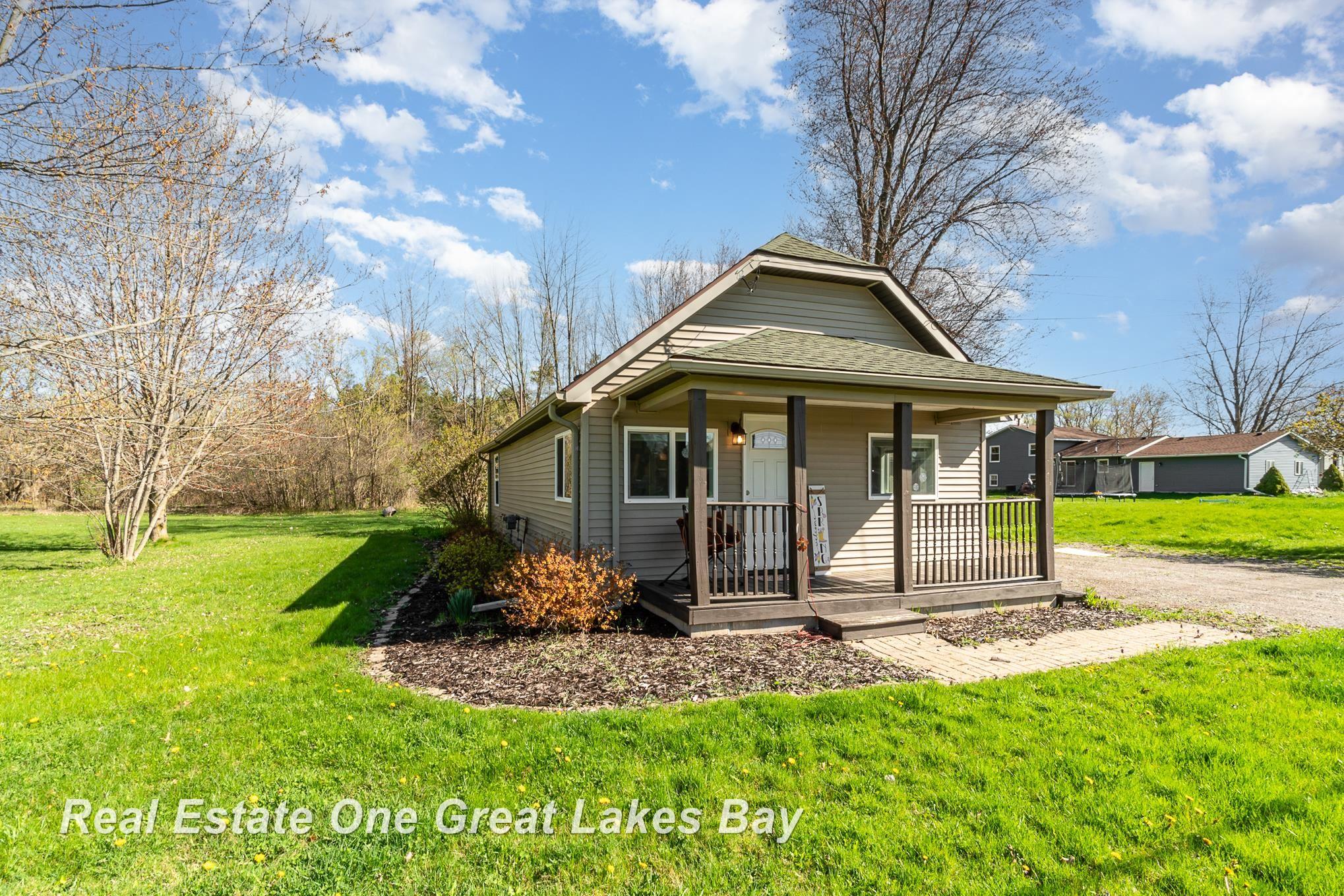 2233 East Stewart Road Midland, MI 48640 - Photo 1 of 22 50139548-a784bf1d-8cbe-4607-a956-4124e3ab824a.JPG