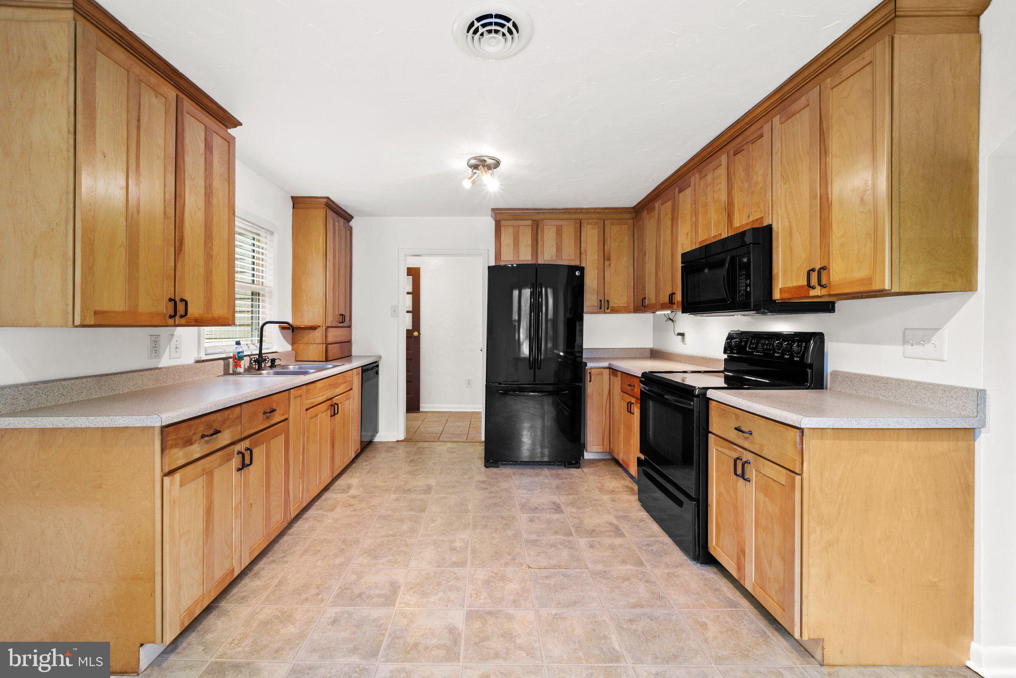 1157 Delaplane Grade Road Upperville, VA 20184 - Photo 3 of 12 Large kitchen with gorgeous cabinets