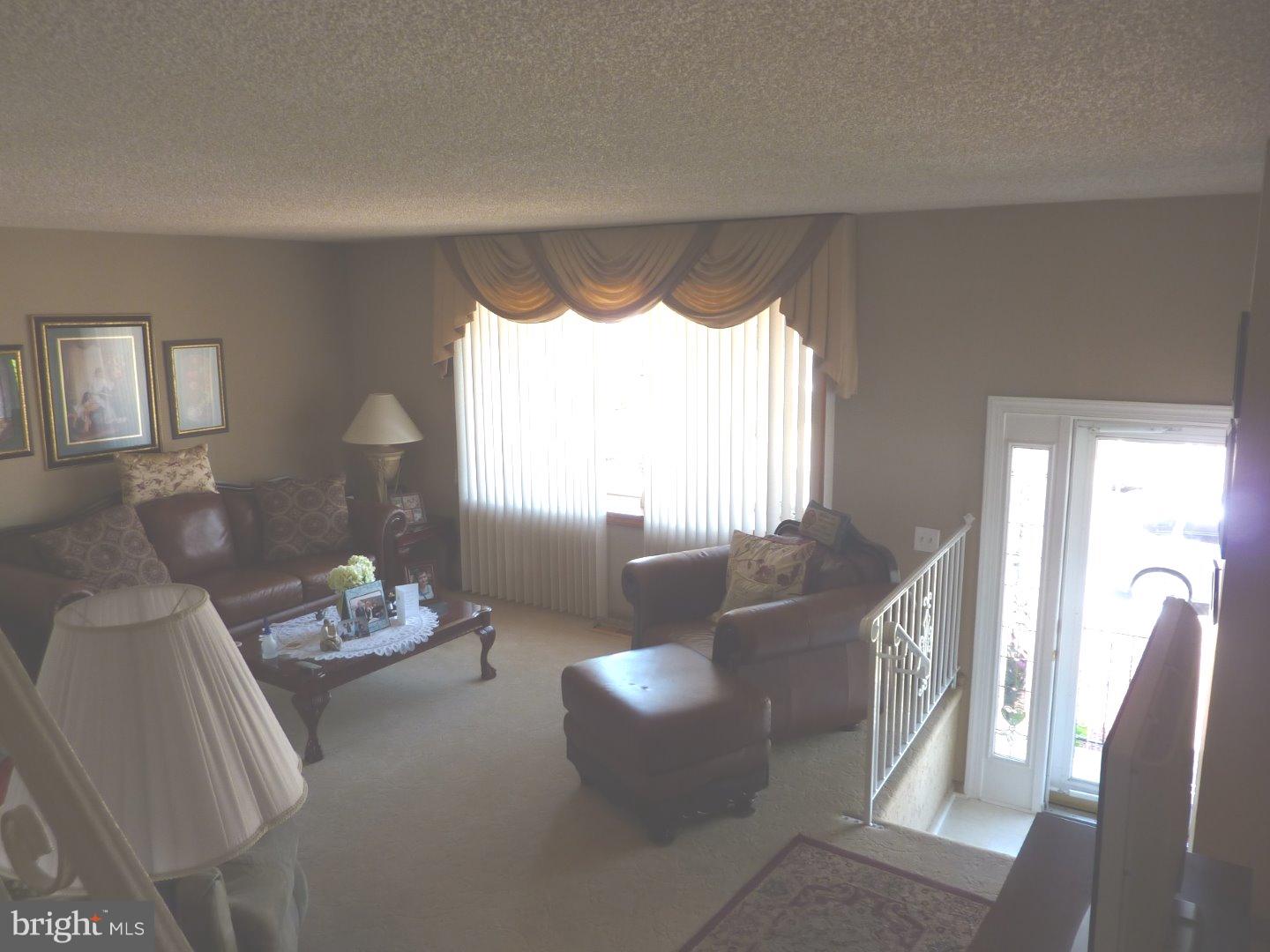 12609 Calpine Road Philadelphia, PA 19154 - Photo 3 of 16 Living Room
