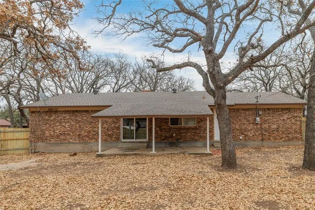 a view of a backyard