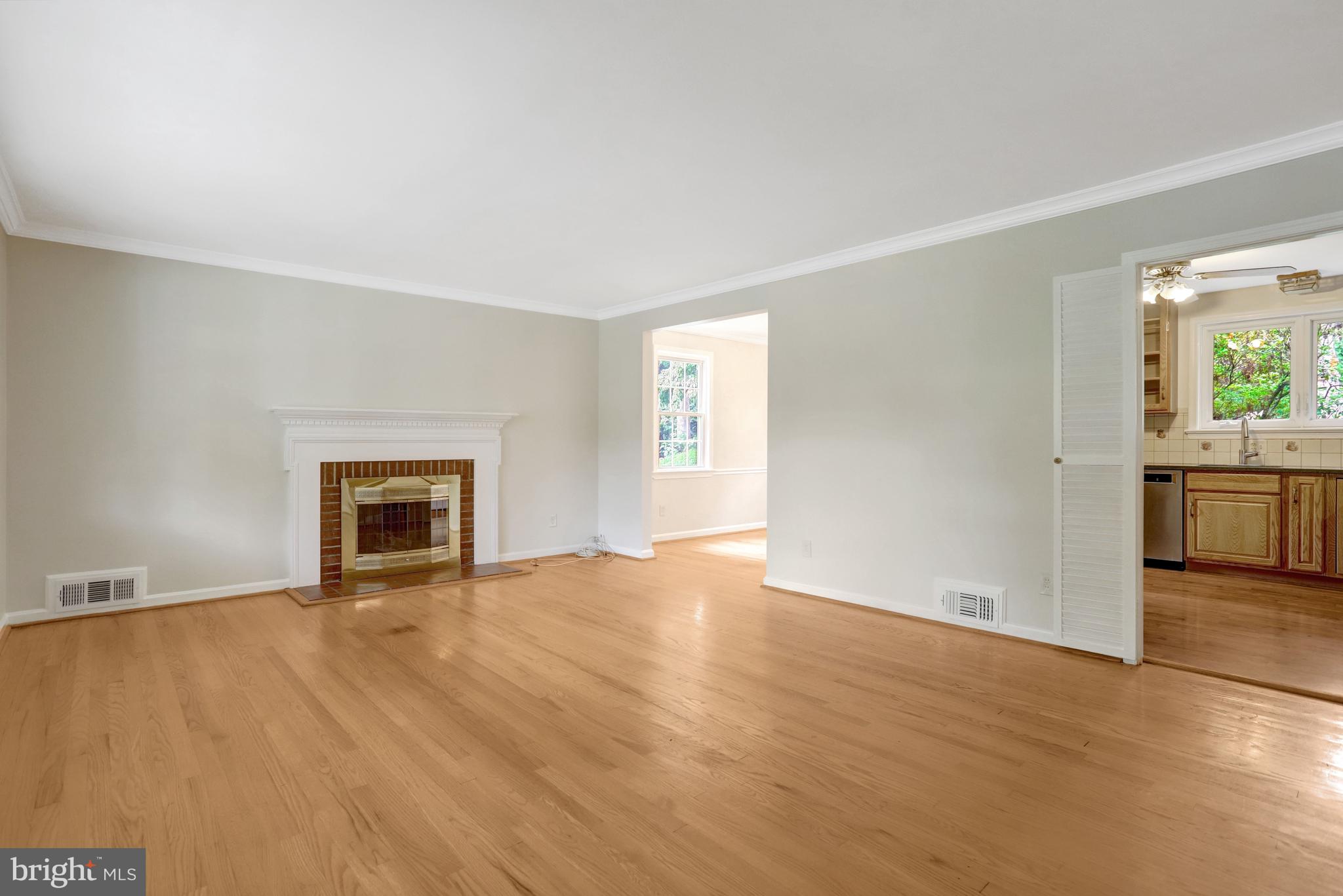 7623 Mendota Place Springfield, VA 22150 - Photo 7 of 67 WALK INTO LARGE LIVING ROOM