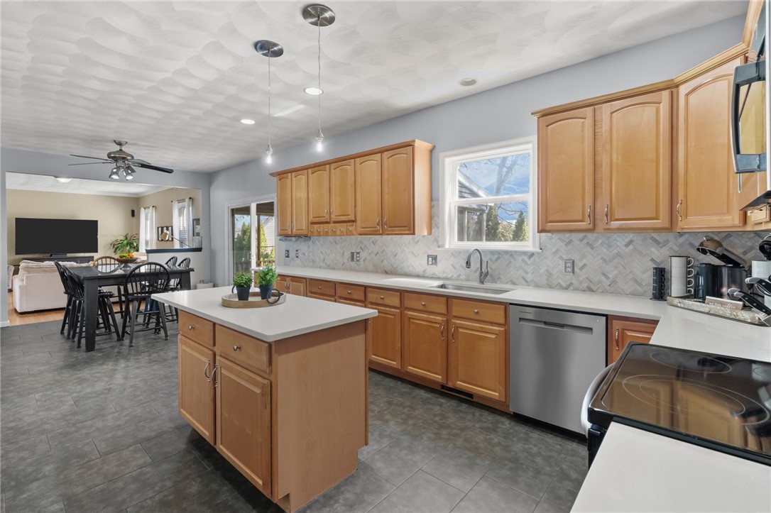 25 Red Hawk Drive Cranston, RI 02921 - Photo 4 of 47