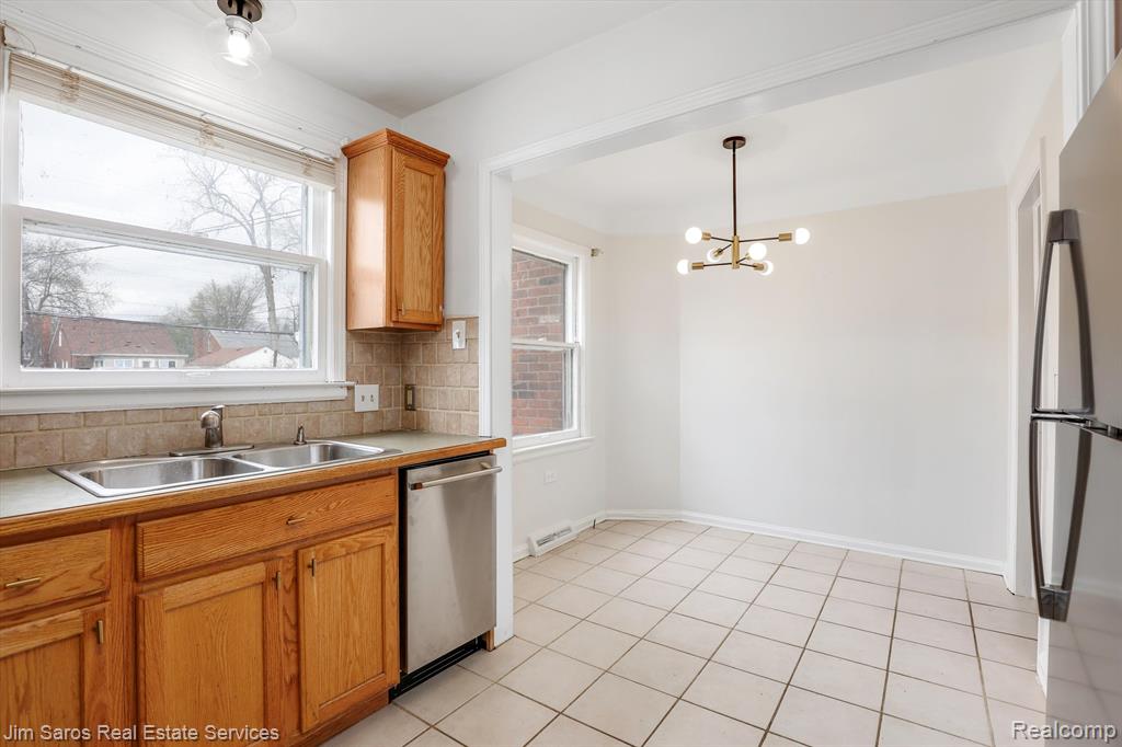 1584 Hampton Road Grosse Pointe Woods, MI 48236 - Photo 5 of 18