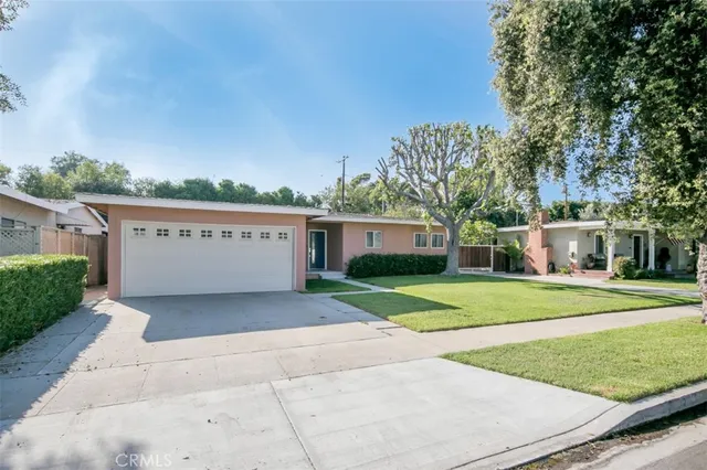 a view of a back yard of the house
