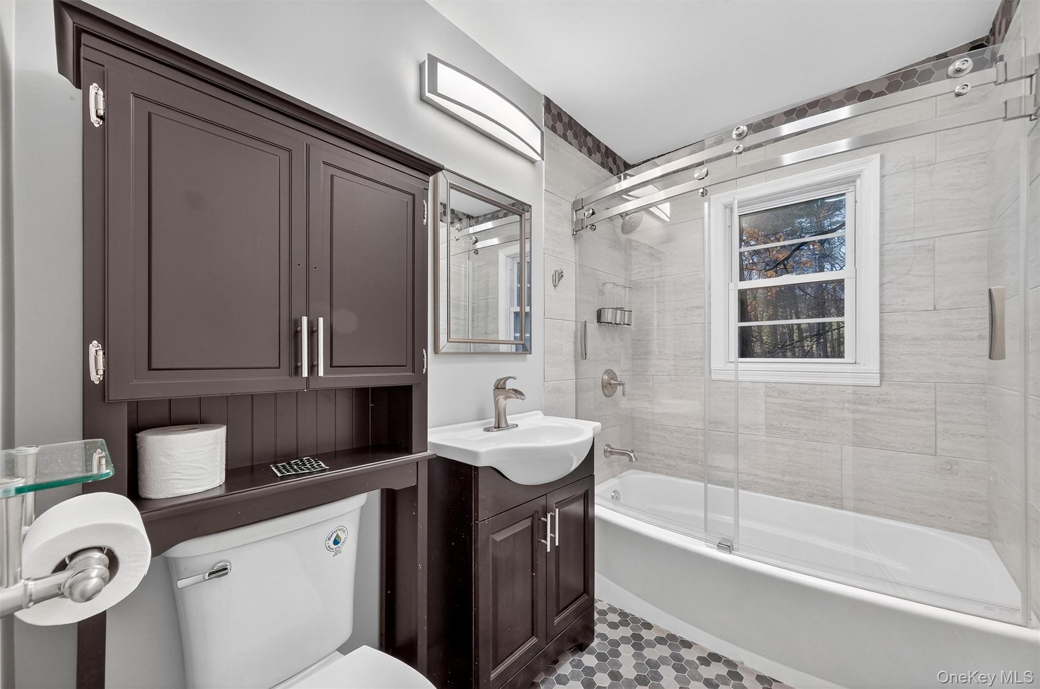 2710 South Road, Unit B5 Poughkeepsie, NY 12601 - Photo 18 of 19 a bathroom with a sink a toilet and bathtub