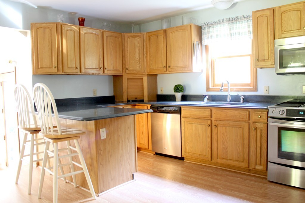 11 Allen Road Sturbridge, MA 01566 - Photo 2 of 29