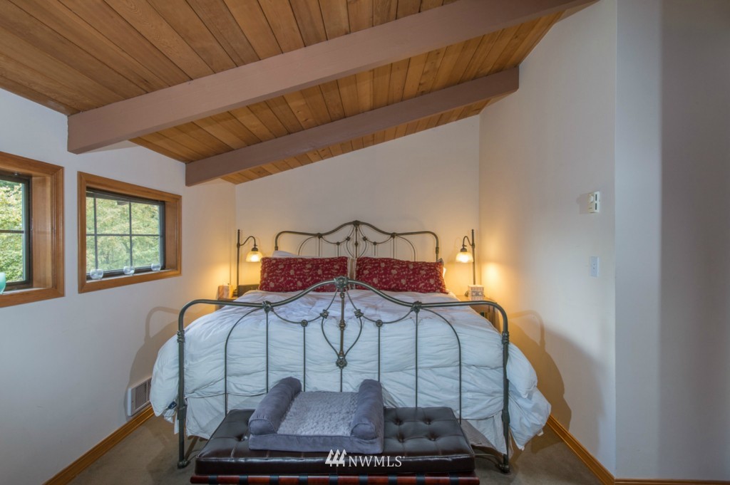 18115 Thorsen Road Southwest Vashon, WA 98070 - Photo 16 of 25 Gallery Image 16